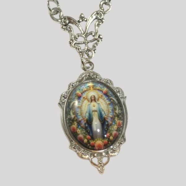 Pendiente oval de la Virgen María.
